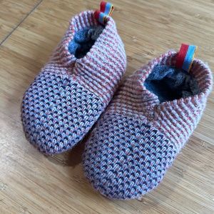 Bombas Toddler gripper slippers size 5-7